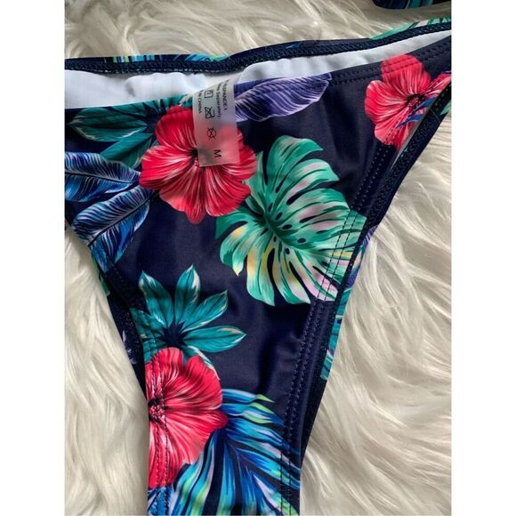 Bikini Hawaii print size medium runs small nwt - Picture 3 of 9